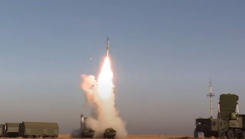 НЕБО ИЗНАД УРАЛА ЈЕ СИГУРНО: С-400 „Тријумф“ ступио на борбено дежурство НЕБО ИЗНАД УРАЛА ЈЕ СИГУРНО: С-400 „Тријумф“ ступио на борбено дежурство