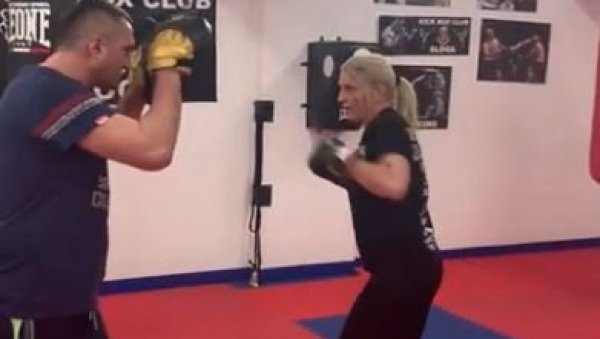 МАРИЈА У ОДЛИЧНОЈ ФОРМИ: Погледајте како удара посланица Драгана Марковића Палме (ВИДЕО) МАРИЈА У ОДЛИЧНОЈ ФОРМИ: Погледајте како удара посланица Драгана Марковића Палме (ВИДЕО)