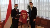 SIJARTO DRŽI DO FUDBALA: Gostima Mađarske replika dresa Ferenca Puškaša SIJARTO DRŽI DO FUDBALA: Gostima Mađarske replika dresa Ferenca Puškaša