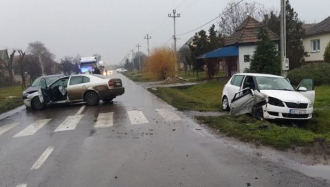 ДАМЈАНОВИЋУ ПОЗЛИЛО, ПА ИЗАЗВАО СУДАР? Детаљи несреће у Сивцу, председник СО Кула због тешких повреда пребачен у Београд (ФОТО) ДАМЈАНОВИЋУ ПОЗЛИЛО, ПА ИЗАЗВАО СУДАР? Детаљи несреће у Сивцу, председник СО Кула због тешких повреда пребачен у Београд (ФОТО)