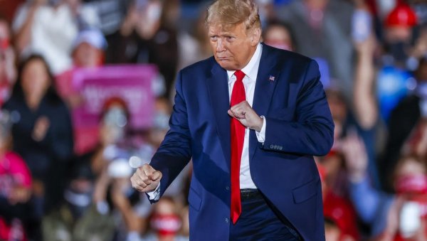 ТРАМП НУДИ МИГРАНТИМА 1.000 ДОЛАРА: Даћемо им нешто новца и авионску карту ТРАМП НУДИ МИГРАНТИМА 1.000 ДОЛАРА: Даћемо им нешто новца и авионску карту
