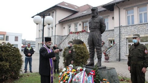 ODRŽAN POMEN VOJVODI MANDI: Junački je branio zavičaj, vence položio i sin srpskog heroja (FOTO) ODRŽAN POMEN VOJVODI MANDI: Junački je branio zavičaj, vence položio i sin srpskog heroja (FOTO)