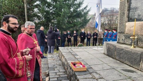 ОБЕЛЕЖЕНА ГОДИШЊИЦА ДОБОЈСКОГ ЛОГОРА: Помен за жртве Аустроугара, 12 хиљада људи је изгубило животе (ФОТО) ОБЕЛЕЖЕНА ГОДИШЊИЦА ДОБОЈСКОГ ЛОГОРА: Помен за жртве Аустроугара, 12 хиљада људи је изгубило животе (ФОТО)