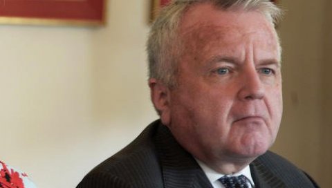 СМРТОНОСНИ ЗАГРЉАЈ АМЕРИЧКОГ ПРИЈАТЕЉСТВА: Нови потези дипломата САД у Москви открили бескрупулозно лицемерје Вашингтона СМРТОНОСНИ ЗАГРЉАЈ АМЕРИЧКОГ ПРИЈАТЕЉСТВА: Нови потези дипломата САД у Москви открили бескрупулозно лицемерје Вашингтона