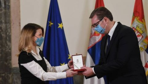 ВУЧИЋ ПОСТХУМНО ОДЛИКОВАО ДОБРИЦУ ЕРИЋА: Председник Србије одао почаст омиљеном песнику, одликовање примила унука (ФОТО) ВУЧИЋ ПОСТХУМНО ОДЛИКОВАО ДОБРИЦУ ЕРИЋА: Председник Србије одао почаст омиљеном песнику, одликовање примила унука (ФОТО)