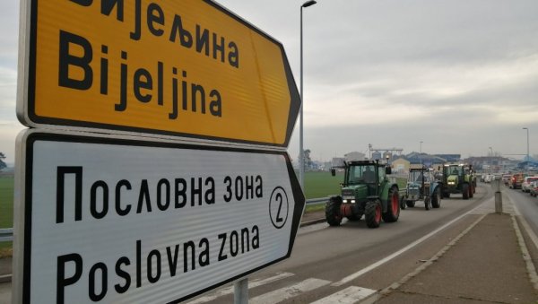 ТРАКТОРИМА КРЕНУЛИ И ПРЕМА РАЧИ: Пољопривредници блокирали царински терминал у Градишци ТРАКТОРИМА КРЕНУЛИ И ПРЕМА РАЧИ: Пољопривредници блокирали царински терминал у Градишци