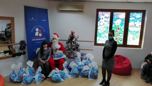 RADOST ZA MALIŠANE IZ UGROŽENIH GRUPA: Leskovac počeo podelu novogodišnjih paketića RADOST ZA MALIŠANE IZ UGROŽENIH GRUPA: Leskovac počeo podelu novogodišnjih paketića