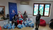 РАДОСТ ЗА МАЛИШАНЕ ИЗ УГРОЖЕНИХ ГРУПА: Лесковац почео поделу новогодишњих пакетића РАДОСТ ЗА МАЛИШАНЕ ИЗ УГРОЖЕНИХ ГРУПА: Лесковац почео поделу новогодишњих пакетића