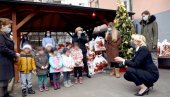Mesec humanosti u Mozzartu – Darija Kisić Tepavčević uručila paketiće u Zvečanskoj Mesec humanosti u Mozzartu – Darija Kisić Tepavčević uručila paketiće u Zvečanskoj