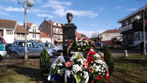 ПОЛА ВЕКА ОД СМРТИ МИЛАНА НЕШИЋА: Откривена обновљена спомен-биста великог Власотинчанина (ФОТО) ПОЛА ВЕКА ОД СМРТИ МИЛАНА НЕШИЋА: Откривена обновљена спомен-биста великог Власотинчанина (ФОТО)
