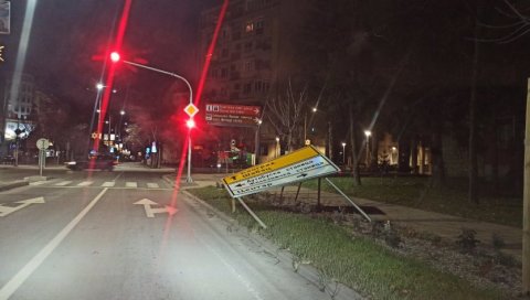 СНАЖНА ОЛУЈА ЗАХВАТИЛА ЛОЗНИЦУ: Ветар носи све пред собом, тешко оштећена зграда код Аутобуске станице (ФОТО) СНАЖНА ОЛУЈА ЗАХВАТИЛА ЛОЗНИЦУ: Ветар носи све пред собом, тешко оштећена зграда код Аутобуске станице (ФОТО)