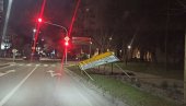 СНАЖНА ОЛУЈА ЗАХВАТИЛА ЛОЗНИЦУ: Ветар носи све пред собом, тешко оштећена зграда код Аутобуске станице (ФОТО)