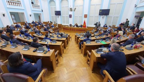 БРУКА У ЦРНОЈ ГОРИ: Резолуција о геноциду у Сребренци на дневном реду у Скупштини (ФОТО) БРУКА У ЦРНОЈ ГОРИ: Резолуција о геноциду у Сребренци на дневном реду у Скупштини (ФОТО)