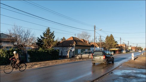 ЗРЕЊАНИНЦИ, ЕВО ШТА ЗАГАЂУЈЕ ВАШ ГРАД: Седео је девет сати крај пута и бројао - 903 камиона протутњало кроз центар (ФОТО+ВИДЕО) ЗРЕЊАНИНЦИ, ЕВО ШТА ЗАГАЂУЈЕ ВАШ ГРАД: Седео је девет сати крај пута и бројао - 903 камиона протутњало кроз центар (ФОТО+ВИДЕО)