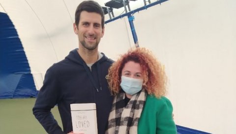 ТО СЕ ЗОВЕ ЉУБАВ: Због Новака у корони прешла 3100 километара, само да му донесе поклон ТО СЕ ЗОВЕ ЉУБАВ: Због Новака у корони прешла 3100 километара, само да му донесе поклон