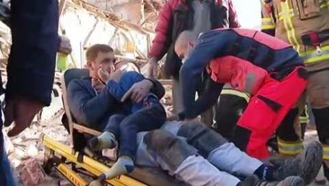 ЉУДЕ ИЗВЛАЧЕ ИЗ РУШЕВИНА: Драма у Петрињи, човек и дете спашени у програму уживо (ФОТО) ЉУДЕ ИЗВЛАЧЕ ИЗ РУШЕВИНА: Драма у Петрињи, човек и дете спашени у програму уживо (ФОТО)