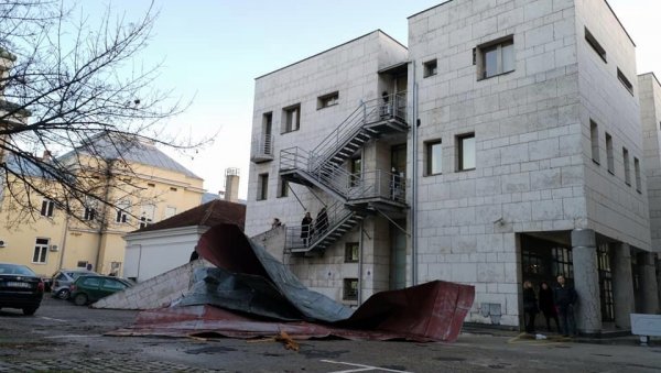 ШКОЛА ОСТАЛА БЕЗ КРОВА: Језив призор у Ваљеву (ФОТО) ШКОЛА ОСТАЛА БЕЗ КРОВА: Језив призор у Ваљеву (ФОТО)