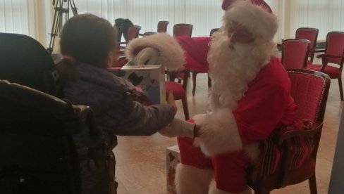 AKCIJA KANCELARIJE ZA MLADE U KRALJEVU: Paketići za socijalno ugrožene mališane AKCIJA KANCELARIJE ZA MLADE U KRALJEVU: Paketići za socijalno ugrožene mališane