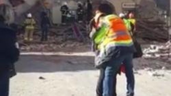 (УЗНЕМИРУЈУЋИ ВИДЕО) ПОГИНУЛО ДЕТЕ У ПЕТРИЊИ: Мајка поред њега неутешно плаче (УЗНЕМИРУЈУЋИ ВИДЕО) ПОГИНУЛО ДЕТЕ У ПЕТРИЊИ: Мајка поред њега неутешно плаче