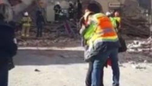 (UZNEMIRUJUĆI VIDEO) POGINULO DETE U PETRINJI: Majka pored njega neutešno plače (UZNEMIRUJUĆI VIDEO) POGINULO DETE U PETRINJI: Majka pored njega neutešno plače