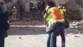 (UZNEMIRUJUĆI VIDEO) POGINULO DETE U PETRINJI: Majka pored njega neutešno plače (UZNEMIRUJUĆI VIDEO) POGINULO DETE U PETRINJI: Majka pored njega neutešno plače