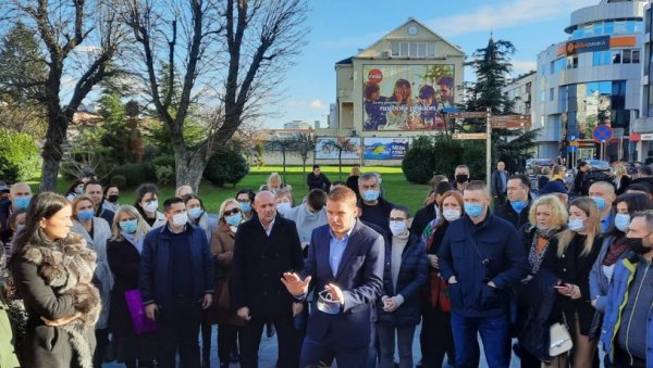 ЗЕМЉОТРЕС ПРЕКИНУО КОНФЕРЕНЦИЈУ ДРАШКА СТАНИВУКОВИЋА: Људи, ово је озбиљно! (ВИДЕО) ЗЕМЉОТРЕС ПРЕКИНУО КОНФЕРЕНЦИЈУ ДРАШКА СТАНИВУКОВИЋА: Људи, ово је озбиљно! (ВИДЕО)