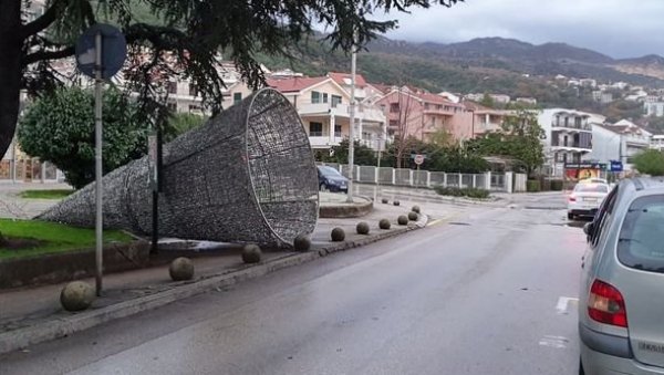 ВЕТАР И ЈУГО КРШИЛИ ЗЕЛЕНИЛО И ТОПИЛИ БАРКЕ: Падала стабла у Игалу ВЕТАР И ЈУГО КРШИЛИ ЗЕЛЕНИЛО И ТОПИЛИ БАРКЕ: Падала стабла у Игалу