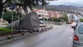ВЕТАР И ЈУГО КРШИЛИ ЗЕЛЕНИЛО И ТОПИЛИ БАРКЕ: Падала стабла у Игалу ВЕТАР И ЈУГО КРШИЛИ ЗЕЛЕНИЛО И ТОПИЛИ БАРКЕ: Падала стабла у Игалу