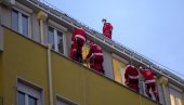 ДЕДА МРАЗОВИ НА КРОВУ ТИРШОВЕ: Ево шта се крије иза слике која је обишла Србију (ФОТО) ДЕДА МРАЗОВИ НА КРОВУ ТИРШОВЕ: Ево шта се крије иза слике која је обишла Србију (ФОТО)