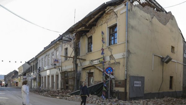 ХРВАТСКА ПАЛА НА СВИМ ИСПИТИМА: Три године од земљотреса на Банији, обнова још траје ХРВАТСКА ПАЛА НА СВИМ ИСПИТИМА: Три године од земљотреса на Банији, обнова још траје