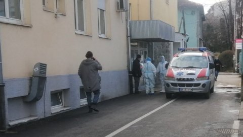 ТРАГЕДИЈА У КРАЉЕВУ! Девојка (24) преминула у ковид амбуланти: Дошла да се тестира, па колабирала ТРАГЕДИЈА У КРАЉЕВУ! Девојка (24) преминула у ковид амбуланти: Дошла да се тестира, па колабирала