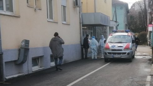 TRAGEDIJA U KRALJEVU! Devojka (24) preminula u kovid ambulanti: Došla da se testira, pa kolabirala TRAGEDIJA U KRALJEVU! Devojka (24) preminula u kovid ambulanti: Došla da se testira, pa kolabirala