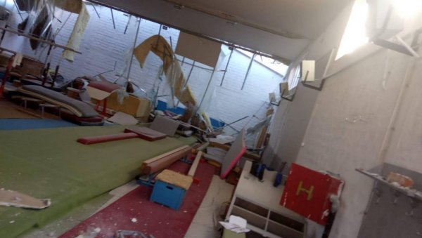 ДРАМА У ПЕТРИЊИ: Гимнастичари бежали са тренинга из дворане која се урушавала (ВИДЕО) ДРАМА У ПЕТРИЊИ: Гимнастичари бежали са тренинга из дворане која се урушавала (ВИДЕО)