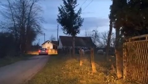 ТУЖНО БАДЊЕ ВЕЧЕ НА БАНИЈИ: Паника, очај и забринутост међу Србима - у потпуном мраку дочекују Божић ТУЖНО БАДЊЕ ВЕЧЕ НА БАНИЈИ: Паника, очај и забринутост међу Србима - у потпуном мраку дочекују Божић
