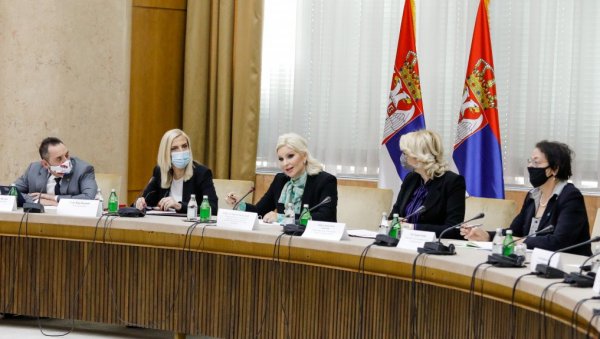 СТРАТЕГИЈА ЗА ЗАШТИТУ ЖЕНА: Спречавање насиља у породици и партнерским односима приоритет државе СТРАТЕГИЈА ЗА ЗАШТИТУ ЖЕНА: Спречавање насиља у породици и партнерским односима приоритет државе