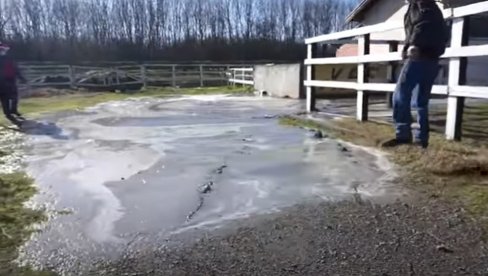 ИЗ ЗЕМЉЕ ШИКЉА ТОПЛА ВОДА, КУЋЕ НАМ БЕЖЕ: Језиви феномени након потреса у Петрињи (ВИДЕО) ИЗ ЗЕМЉЕ ШИКЉА ТОПЛА ВОДА, КУЋЕ НАМ БЕЖЕ: Језиви феномени након потреса у Петрињи (ВИДЕО)