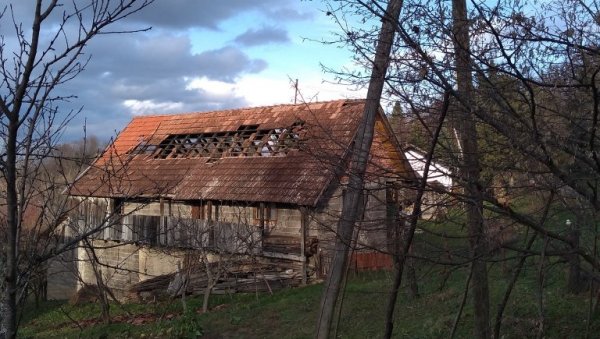 ЈОШ ЈЕДНО СРПСКО СЕЛО СТРАДАЛО У ЗЕМЉОТРЕСУ: Потресне фотографије из Бијелих Вода код Глине (ФОТО) ЈОШ ЈЕДНО СРПСКО СЕЛО СТРАДАЛО У ЗЕМЉОТРЕСУ: Потресне фотографије из Бијелих Вода код Глине (ФОТО)