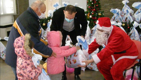 НОВОГОДИШЊИ ПАКЕТИЋИ ЗА ДЕЦУ КОРИСНИКА НАРОДНЕ КУХИЊЕ: Традиционална акција у Зрењанину Један пакетић, много љубави НОВОГОДИШЊИ ПАКЕТИЋИ ЗА ДЕЦУ КОРИСНИКА НАРОДНЕ КУХИЊЕ: Традиционална акција у Зрењанину Један пакетић, много љубави