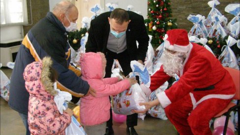 НОВОГОДИШЊИ ПАКЕТИЋИ ЗА ДЕЦУ КОРИСНИКА НАРОДНЕ КУХИЊЕ: Традиционална акција у Зрењанину Један пакетић, много љубави НОВОГОДИШЊИ ПАКЕТИЋИ ЗА ДЕЦУ КОРИСНИКА НАРОДНЕ КУХИЊЕ: Традиционална акција у Зрењанину Један пакетић, много љубави