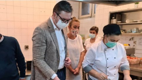 ВУЧИЋ ЗАСУКАО РУКАВЕ У КУХИЊИ: Председник помаже у кувању српских специјалитета, ево шта је на менију (ФОТО) ВУЧИЋ ЗАСУКАО РУКАВЕ У КУХИЊИ: Председник помаже у кувању српских специјалитета, ево шта је на менију (ФОТО)