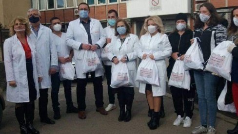 „НИСТЕ САМИ, МИ СМО УЗ ВАС“: Подршка здравственим радницима и оболелима од коронe у Врању „НИСТЕ САМИ, МИ СМО УЗ ВАС“: Подршка здравственим радницима и оболелима од коронe у Врању