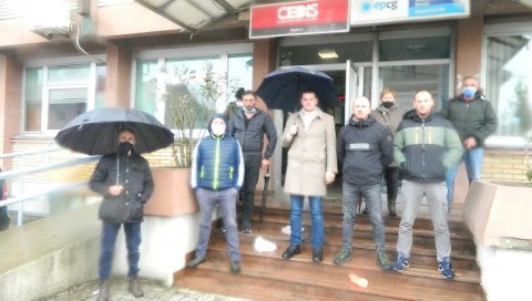 СТРУЈЕ НЕМА, ШТЕТА ОГРОМНА: Протест пред дирекцијом ЦЕДИС у Беранама, због петодневног нестанка струје на северу Црне Горе СТРУЈЕ НЕМА, ШТЕТА ОГРОМНА: Протест пред дирекцијом ЦЕДИС у Беранама, због петодневног нестанка струје на северу Црне Горе