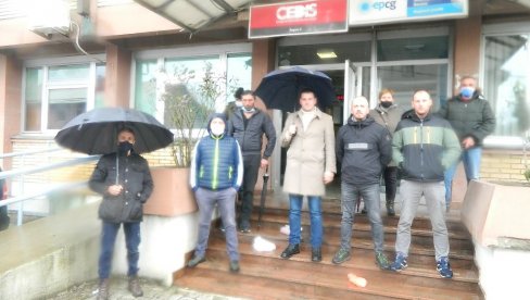 СТРУЈЕ НЕМА, ШТЕТА ОГРОМНА: Протест пред дирекцијом ЦЕДИС у Беранама, због петодневног нестанка струје на северу Црне Горе СТРУЈЕ НЕМА, ШТЕТА ОГРОМНА: Протест пред дирекцијом ЦЕДИС у Беранама, због петодневног нестанка струје на северу Црне Горе