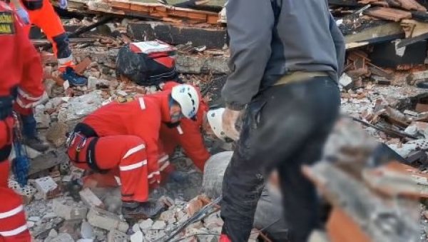 НОВИ ЗЕМЉОТРЕС У ХРВАТСКОЈ: Потрес забележен у 12.06 између Петриње и Сиска НОВИ ЗЕМЉОТРЕС У ХРВАТСКОЈ: Потрес забележен у 12.06 између Петриње и Сиска
