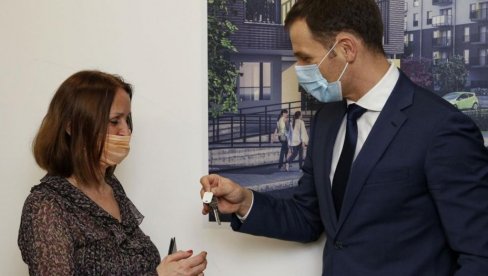 MINISTAR MALI URUČIO KLJUČEVE: Porodica Nešić ušla u stan dobijen u nagradnoj igri Uzmi račun i pobedi 2020 (FOTO) MINISTAR MALI URUČIO KLJUČEVE: Porodica Nešić ušla u stan dobijen u nagradnoj igri Uzmi račun i pobedi 2020 (FOTO)