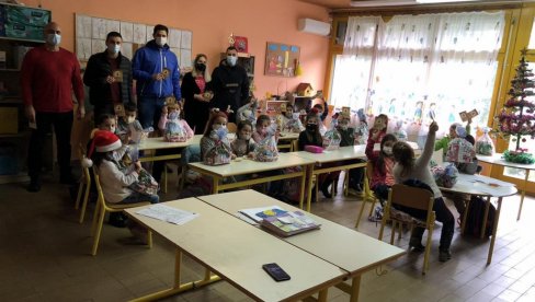 ВЕРОМ И ХУМАНОШЋУ ДО 250 ДЕЧИЈИХ ОСМЕХА: Подељени новогодишњи пакетићи малишанима у тиватским основним школама ВЕРОМ И ХУМАНОШЋУ ДО 250 ДЕЧИЈИХ ОСМЕХА: Подељени новогодишњи пакетићи малишанима у тиватским основним школама