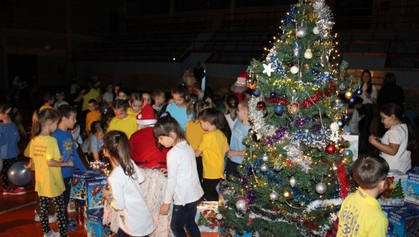 „НОВОГОДИШЊА ЧАРОЛИЈА“ ЗА НАЈМЛАЂЕ УГЉЕВИЧАНЕ: Подељни пакетићи за малишане „НОВОГОДИШЊА ЧАРОЛИЈА“ ЗА НАЈМЛАЂЕ УГЉЕВИЧАНЕ: Подељни пакетићи за малишане
