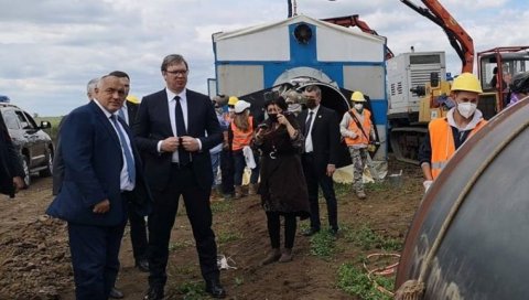 БОРИСОВ ПОСЛАО ПОКЛОН ЗА ВУЧИЋА: Погледајте шта му је даровао (ФОТО) БОРИСОВ ПОСЛАО ПОКЛОН ЗА ВУЧИЋА: Погледајте шта му је даровао (ФОТО)