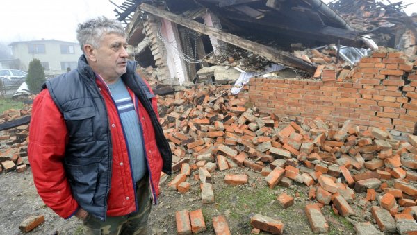 СТИЖЕ ИМ ПОМОЋ ИЗ СРБИЈЕ: Београд обнавља Банију, поправљају 34 куће страдале у земљотресу СТИЖЕ ИМ ПОМОЋ ИЗ СРБИЈЕ: Београд обнавља Банију, поправљају 34 куће страдале у земљотресу