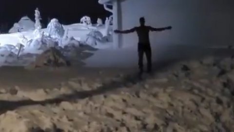 ЗЛАТАН ОПЕТ У ЦЕНТРУ ПАЖЊЕ: Ибрахимовић пркоси зими, Швеђанин го на снегу (ВИДЕО) ЗЛАТАН ОПЕТ У ЦЕНТРУ ПАЖЊЕ: Ибрахимовић пркоси зими, Швеђанин го на снегу (ВИДЕО)